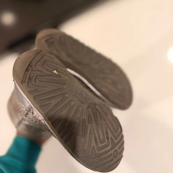 UGG Girls Classic Gel Hearts Boots size 12 Sleek Silver - Picture 11 of 12